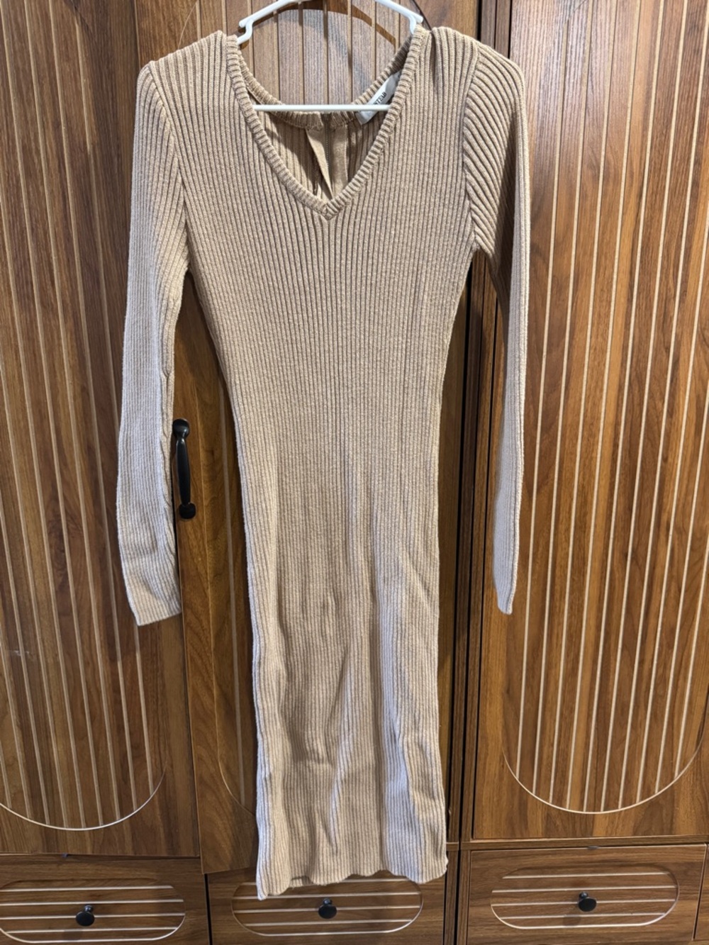 JustFab Ribbed V-Neck Long Sleeve Full Zipper Back Dress in Taupe